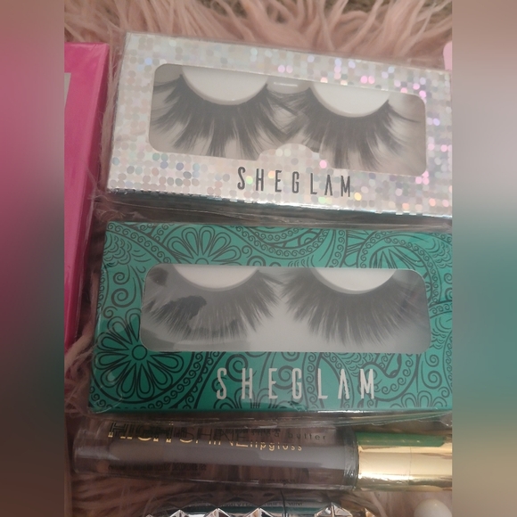 HUGE New NIB Make Up Press On False Nails Lashes And Face Serum FREE make Up Bag - Picture 9 of 13